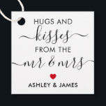 Hugs and Kisses vom Mr. und Mrs. Tag, Red Geschenkanhänger<br><div class="desc">Das sind die perfekten kleinen Geschenkanhänger. Sie können sowohl den Vor- als auch den Rücktext anpassen,  als auch die Farben ändern.</div>