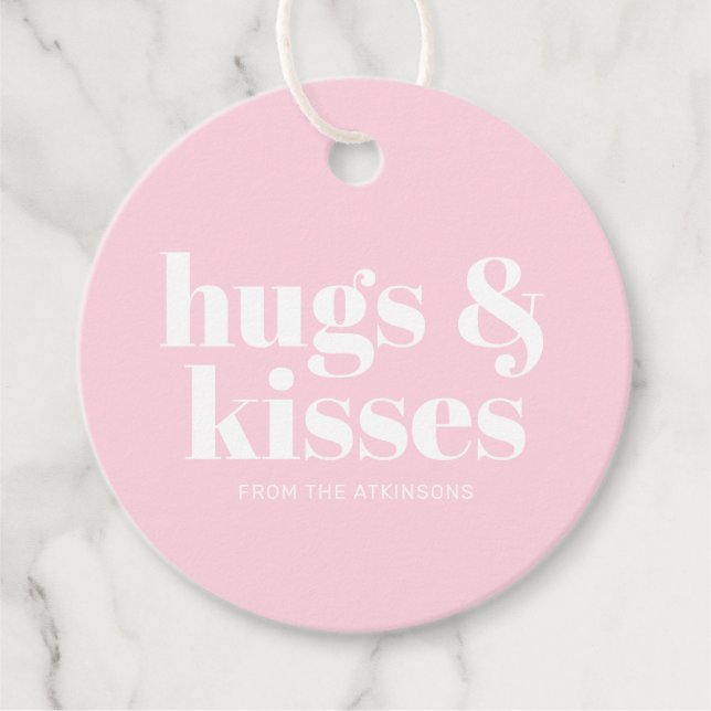 Hugs & Kisses rosa, moderne, fette Typografie Geschenkanhänger (Vorderseite)