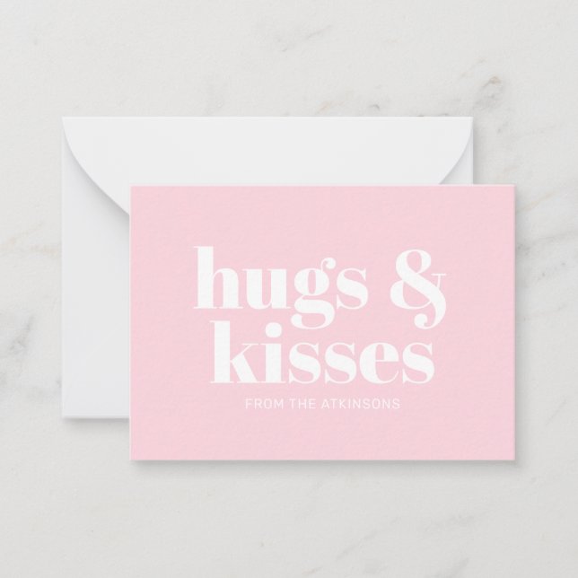 Hugs & Kisses rosa, moderne, fette Typografie Mitteilungskarte (Vorderseite)