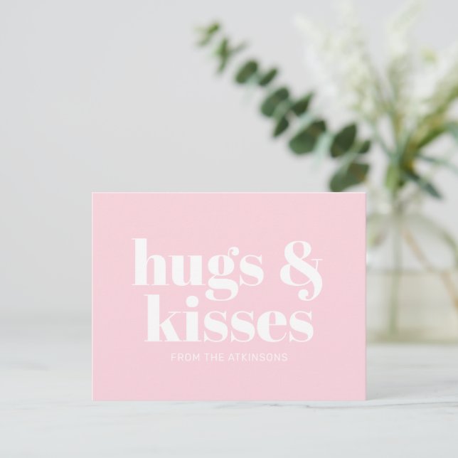 Hugs & Kisses rosa, moderne, fette Typografie Postkarte (Stehend Vorderseite)