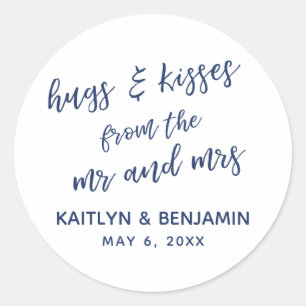 Hugs & Kisses von Mr. und Mrs. Navy auf White Runder Aufkleber