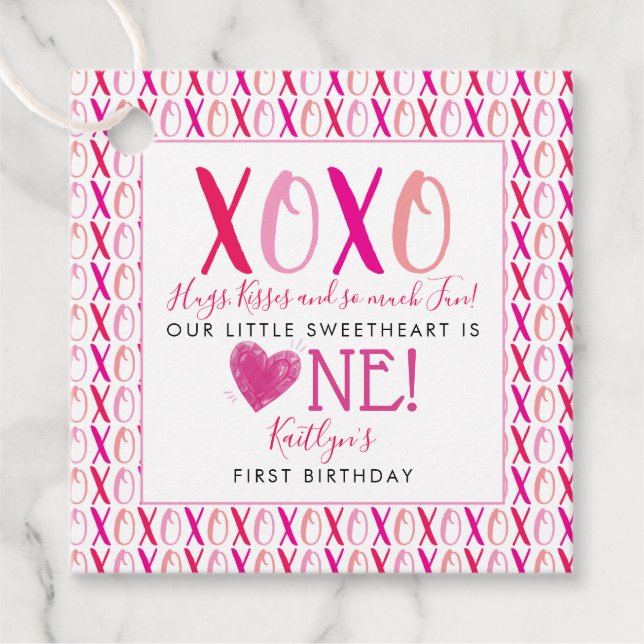 Hugs & Kisses (XOXO) Valentinstag 1. Geburtstag Geschenkanhänger (Vorderseite)