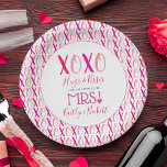 Hugs & Kisses (XOXO) Valentinstag Brautparty Pappteller<br><div class="desc">Feiern Sie stilvoll mit diesen modernen und sehr trendigen Brautparty- oder Hochzeitszeitung-Tellern. Dieses Design lässt sich leicht mit Ihrer speziellen Veranstaltungssprache personalisieren und Ihre Gäste werden begeistert sein,  wenn sie diese fabelhaften Teller sehen. Matching-Elemente finden Sie in der Auflistung.</div>