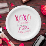 Hugs & Kisses (XOXO) Valentinstag Brautparty Pappteller<br><div class="desc">Feiern Sie stilvoll mit diesen modernen und sehr trendigen Brautparty- oder Hochzeitszeitung-Tellern. Dieses Design lässt sich leicht mit Ihrer speziellen Veranstaltungssprache personalisieren und Ihre Gäste werden begeistert sein,  wenn sie diese fabelhaften Teller sehen. Matching-Elemente finden Sie in der Auflistung.</div>