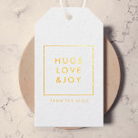 Hugs Liebe und Joy Stylish Christmas Gold und Whit Geschenkanhänger<br><div class="desc">Einfache,  stilvolle,  trendige Geschenkmarken aus Goldfolie mit moderner minimaler Typografie zitieren "Hugs Liebe & Joy" in Gold mit einfacher Goldgrenze. Der Name und die Begrüßung lassen sich einfach für eine persönliche Touch anpassen. Ein kühnes,  minimalistisches und zeitgenössisches Weihnachtsdesign,  das sich von der Menge dieser Feriensaison abhebt! #christmas #gifttags</div>