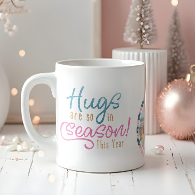 Hugs sind so in der Saison dieses Jahr | Fun Famil Kaffeetasse (Hugs Are so in Season This Year | Fun Family Photo Coffee Mug)