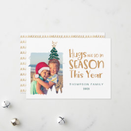Hugs sind Weihnachtsbaum und Weihnachtsmannmütze F Feiertagskarte