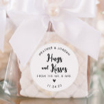 Hugs und Kisses Wedding Chocolate Favoriten Runder Aufkleber<br><div class="desc">Hugs und Kisses Wedding Chocolate Favoriten Sticker</div>