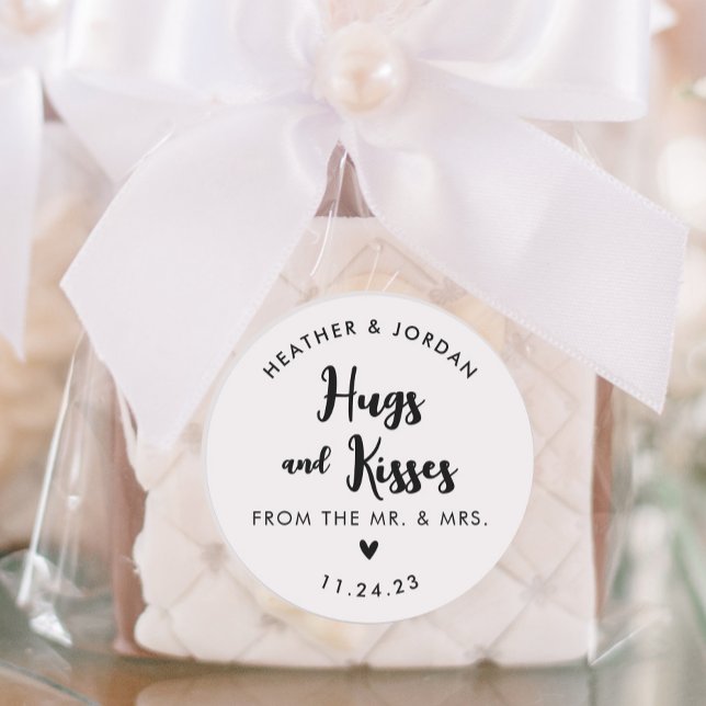 Hugs und Kisses Wedding Chocolate Favoriten Runder Aufkleber (Von Creator hochgeladen)