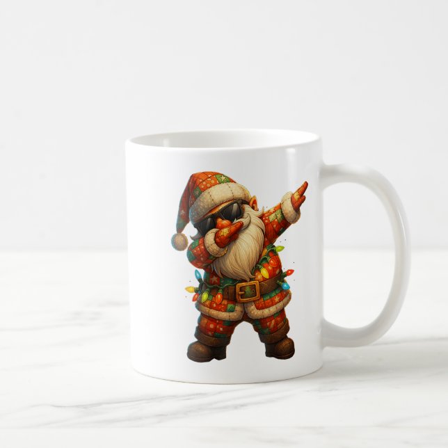 Hugvyn Christmas_ Patchwork Dabbing Santa Claus Xm Kaffeetasse (Rechts)