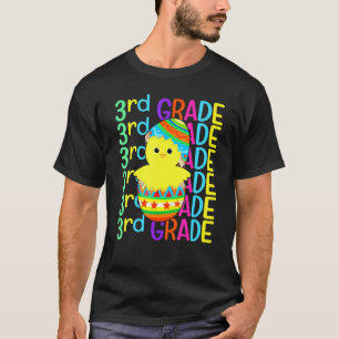 Huhn der dritten Klasse knackt die Ostereier am Os T-Shirt