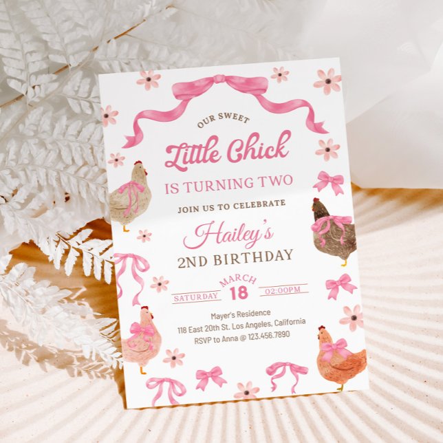 Huhn & Schleife Geburtstagseinladung Einladung (Cute chicken with bow floral birthday invitation for a sweet farm themed girl party. 🐔🎀🌸)