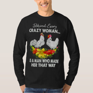 Hühnchen hinter jeder verrückten Frau T-Shirt