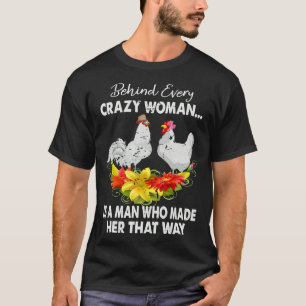 Hühnchen hinter jeder verrückten Frau T-Shirt