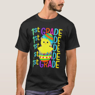 Hühner der ersten Klasse knacken die Ostereier am T-Shirt