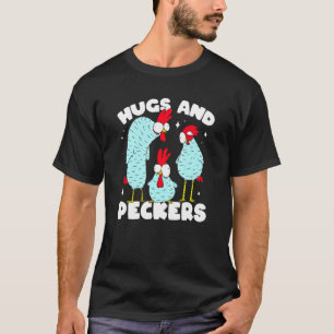 Hühnerliebhaber umarmt und pickt auf dem Bauernhof T-Shirt