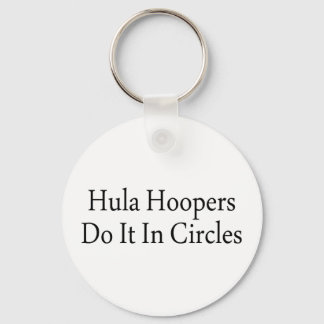 Hula Hoopers tun es in Kreisen Schlüsselanhänger