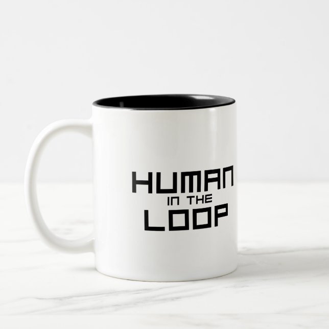 Human in the Loop Minimalist  Zweifarbige Tasse (Links)