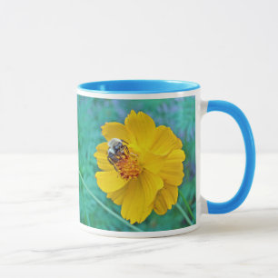 Hummel auf dem Kosmos Tasse
