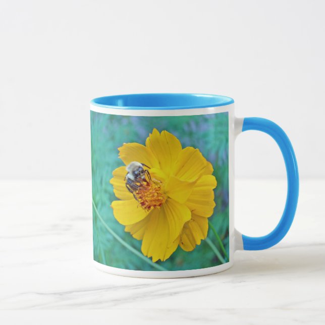 Hummel auf dem Kosmos Tasse (Rechts)