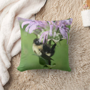Hummel auf Monarda-Blüte Nahaufnahme Kissen