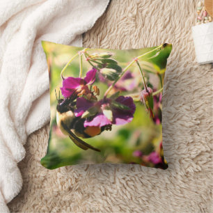 Hummel auf rosa Blume Kissen