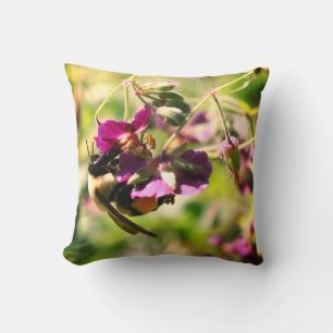 Hummel auf rosa Blume Kissen