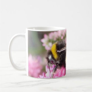 Hummel auf rosa Blüten Kaffeetasse