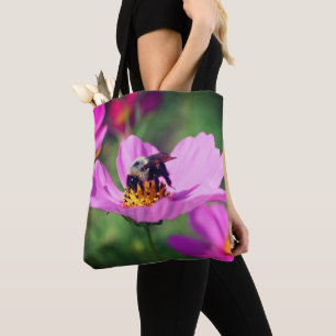 Hummel auf rosa Cosmos-Blüte Nahaufnahme