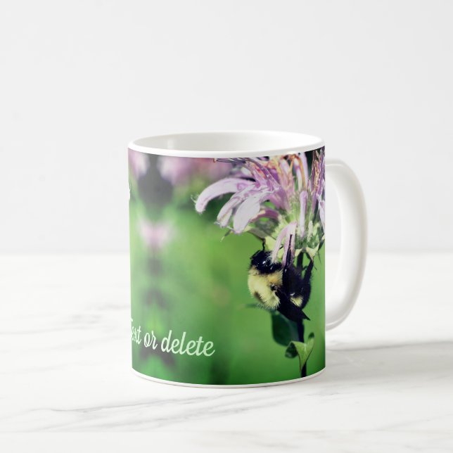 Hummelbiene auf Bienenstöcke Blume Personalisiert Kaffeetasse (VorderseiteRechts)