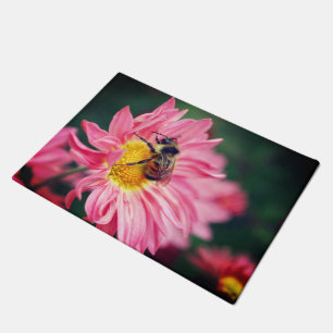Hummelbiene auf rosa Daisy Blume 2 Fußmatte