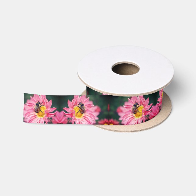 Hummelbiene auf rosa Daisy-Blume Satinband (Spule)