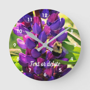 Hummelbiene auf Wild-Lupine-Blume Personalisiert Runde Wanduhr