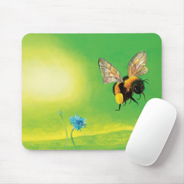 Hummelbiene, die über eine Wiese fliegt Mousepad (Mit Mouse)