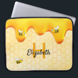 Hummelbienen, goldene Wabenhonig, tropfen Laptopschutzhülle<br><div class="desc">Gelber,  weißer Hintergrund mit einem Bienenwabenmuster und glücklich lächelnden Hummeln. Dekoriert mit süßem,  goldenem Honig,  der tropft. Vorlagen für Ihren Namen und Monogramm-Buchstaben,  goldene und schwarze Buchstaben. Der Name wird mit einem handgeschriebenen Stilskript geschrieben.</div>