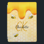 Hummelbienen, Honigwabenhonig, das ein Monogramm t iPad Pro Hülle<br><div class="desc">Gelber,  weißer Hintergrund mit einem Bienenwabenmuster und glücklich lächelnden Hummeln. Dekoriert mit süßem,  goldenem Honig,  der tropft. Personalisieren und fügen Sie Ihren Namen und Ihre Monogramm-Initialen,  goldene und schwarze Buchstaben. Der Name wird mit einem handgeschriebenen Stilskript geschrieben.</div>