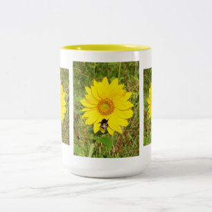 Hummeln auf einer Sonnenblume Zweifarbige Tasse