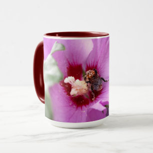 Hummeln auf Hibiskus Blume Tasse