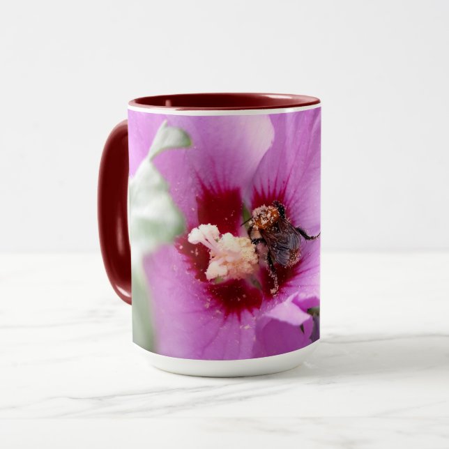 Hummeln auf Hibiskus Blume Tasse (Vorderseite Links)