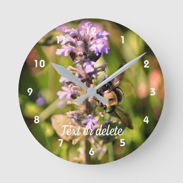 Hummeln auf Lila Blume Personalisiert Runde Wanduhr (Vorderseite)