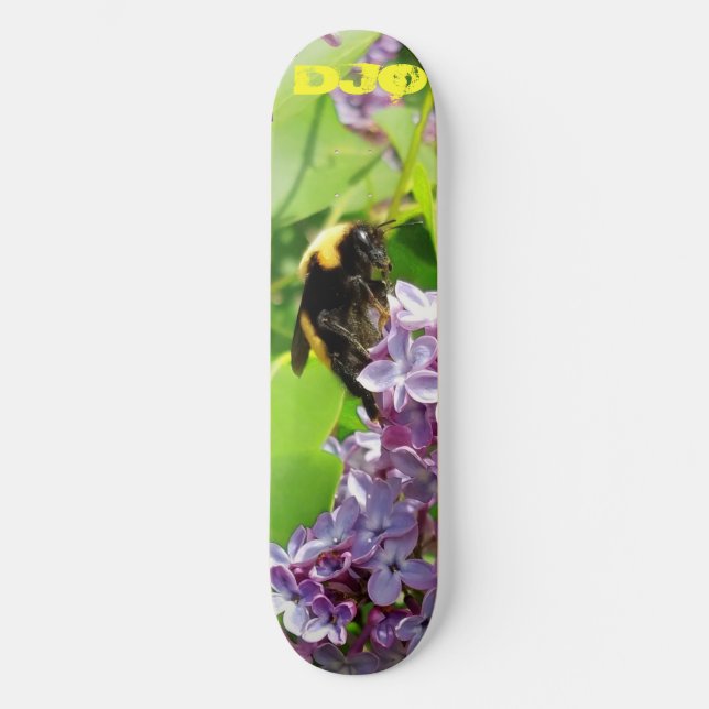 Hummeln auf Lilac Bush mit Ihren Initialen Skateboard (Vorderseite)