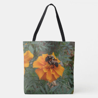 Hummeln auf Tagetes-Blüte
