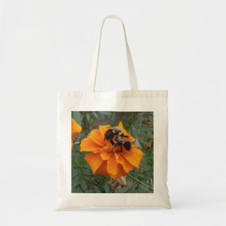 Hummeln auf Tagetes-Blüte Tragetasche