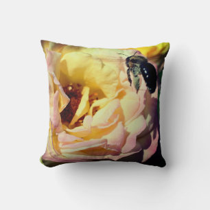 Hummeln fliegt in rosa Rose Nah hoch Kissen
