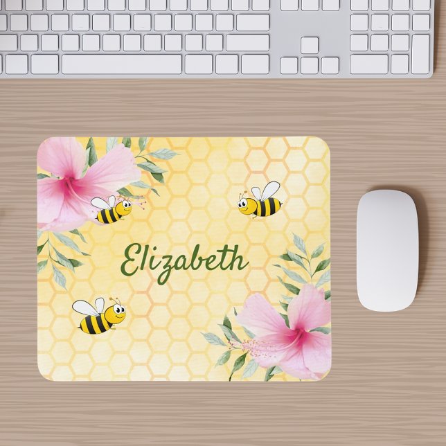 Hummeln, gelbe Honigwabenkraut, rosa Blumenbeete Mousepad (Von Creator hochgeladen)
