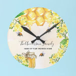Hummeln, Honigblütenblüten Runde Wanduhr<br><div class="desc">Niedliche Hummeln,  gelbe Blüten und tropfender Honig aus Honigwaben. Personalisieren Sie Ihren Namen und den Namen Ihrer Sommerferien Zuhause,  Hütte.</div>