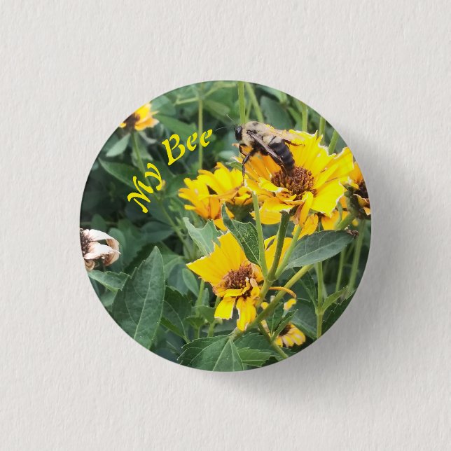 Hummeln Pollinieren einer gelben Blume Button (Vorderseite)