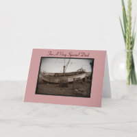 Hummer mit Fischerbooten am Kiesstrand