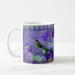 Hummingbird auf lila Kristall und Spitzen mit Kaffeetasse