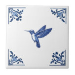 Hummingbird Bird Delft Blue und White Corners Fliese<br><div class="desc">Inspiriert durch Vintage antike holländische Kacheln des Delft aus dem 17. Jahrhundert, ist dies ein moderner Akt des historischen Stils. // "blue-white delft", "hummingbird Keramik tile", "historisches antikes ruby throated Vintag", "tropische exotische hawaiianische Vögel", "Minimalwald des 17. 18. Jahrhunderts", "Blume floral corner blühen", "marinebonchrone, historische dekorative", "monochromatische Wildtiere", "traditionelle Landvögel"...</div>